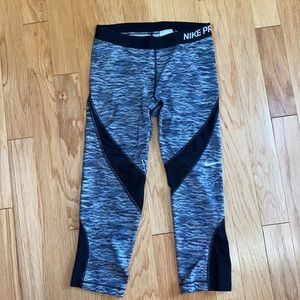 Nike. Patterned 3/4 leggings. Dri-fit.
